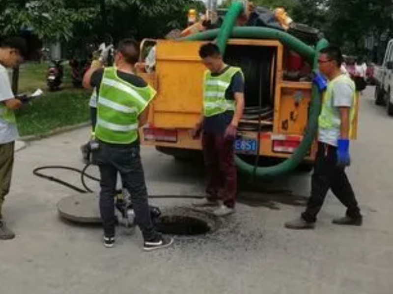 米东区石化街道中兴社区疏通下水道